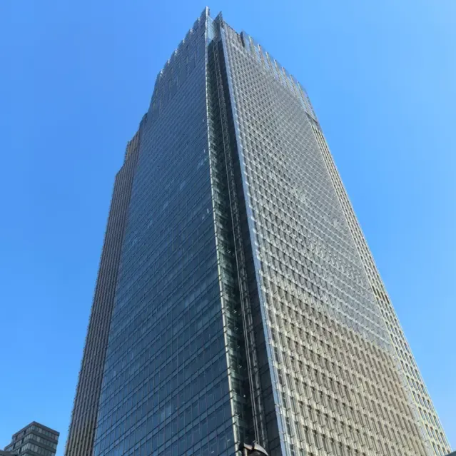 Point-Supported vitreum cortinam muros